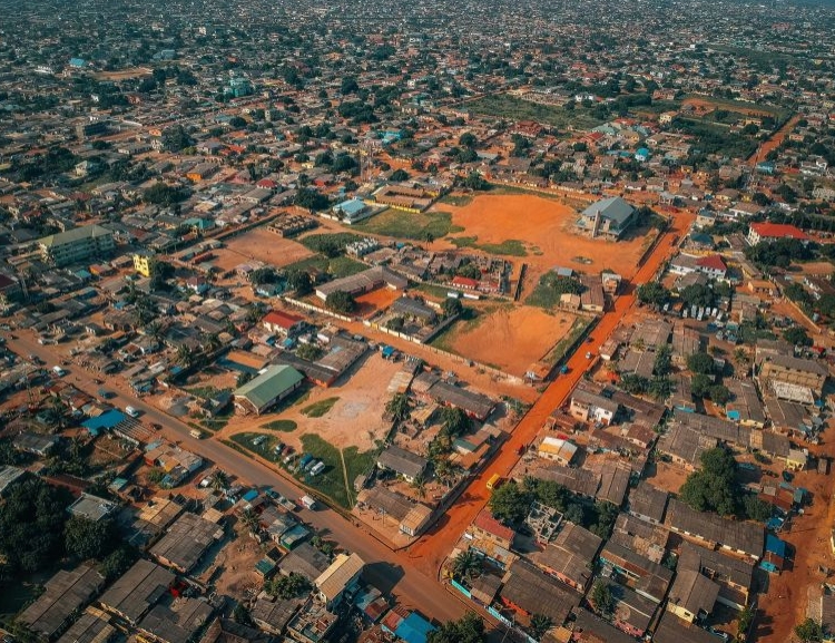 Bariéry a podpora: Nový pohled na podnikání žen v Ghaně